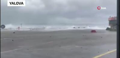 Yalova&rsquo;daki fırtınadan &ccedil;arpıcı g&ouml;r&uuml;nt&uuml;ler