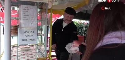 Yeşil&ccedil;am'ın &uuml;nl&uuml; ismi simit satarak ge&ccedil;iniyor!