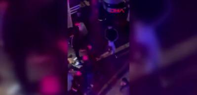 Zeytinburnu'nda sokak ortasındaki kavgada ortalık kan g&ouml;l&uuml;ne d&ouml;nd&uuml;