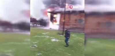 450 yıllık cami, Cuma namazı sırasında alevlere teslim oldu