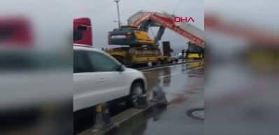 &Uuml;sk&uuml;dar'da inanılmaz kaza: Ekskavat&ouml;r ortalığı savaş alanına &ccedil;evirdi 