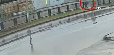 Adana'da feci &ouml;l&uuml;m: Arabanın &ccedil;arptığı 84 yaşındaki adam, metrelerce havaya u&ccedil;tu