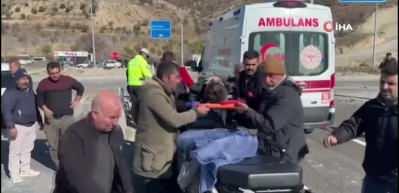 Adıyaman&rsquo;da iki otomobil &ccedil;arpıştı: 4 yaralı