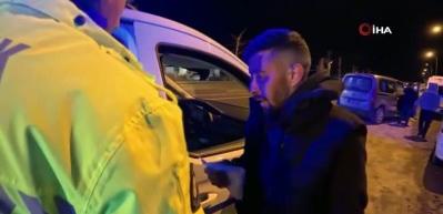 Alkoll&uuml; s&uuml;r&uuml;c&uuml; pişkinliğiyle pes dedirtti! Ehliyetine el konulunca ara&ccedil; başında i&ccedil;meyi s&uuml;rd&uuml;rd&uuml;