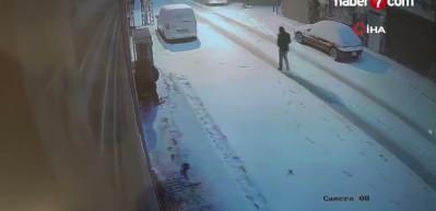 Eşi &ouml;ld&uuml;ğ&uuml; i&ccedil;in t&uuml;m birikimini yanında taşıyordu: D&uuml;kkanının &ouml;n&uuml;nde gasp edildi!