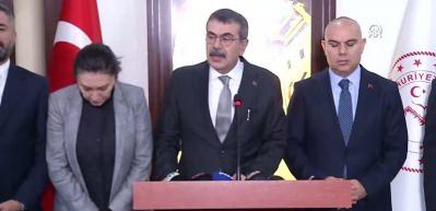 Bakan Tekin, karnelerden Atat&uuml;rk fotoğrafının kaldırıldığı iddialarını yalanladı