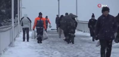 Beylikd&uuml;z&uuml; metrob&uuml;st &uuml;st ge&ccedil;idi karla kaplandı