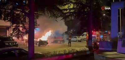 Bolu&rsquo;da park halindeki otomobil alev alev yandı