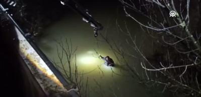 &Ccedil;aya d&uuml;şen otomobildeki baba ve oğlu hayatını kaybetti