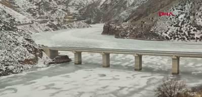 &Ccedil;oruh Nehri dondurucu soğuklar nedeniyle buz tuttu