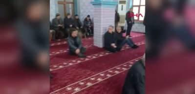 Cuma namazı &ouml;ncesi camiye giren k&ouml;pek şaşkına &ccedil;evirdi