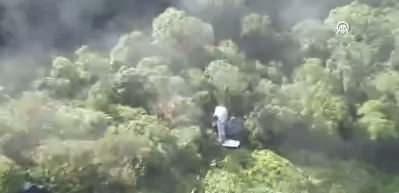 Endonezya, 11 kişiyi taşıyan kayıp u&ccedil;ağın enkazını bulunduğu anlar ortaya &ccedil;ıktı