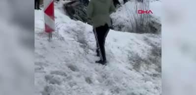 Erzincan&rsquo;da polis aracı şarampole devrildi: 2 polis yaralı