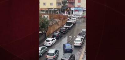 Eşinin arabayı parkedemediği anları paylaşan adam herkesi g&uuml;ld&uuml;rd&uuml;