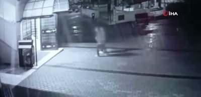 Eşinin şiddetinde ka&ccedil;an anne kızı ile birlikte camiye sığındı! 