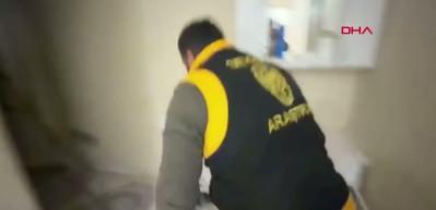 Evde yok yok! Kalaşnikof piyade t&uuml;feği, el bombası ele ge&ccedil;irildi; 4 kişi tutuklandı