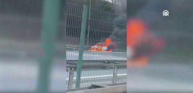 Fatih Sultan Mehmet K&ouml;pr&uuml;s&uuml; girişinde bir otomobil yandı