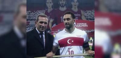 Galatasaray Hakan &Ccedil;alhanoğlu i&ccedil;in masaya oturuyor: Bonservisi ortaya &ccedil;ıktı