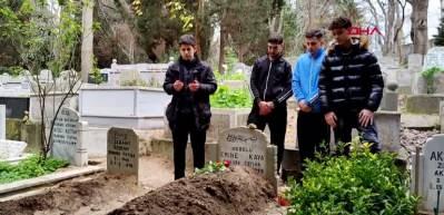 G&uuml;ng&ouml;ren'de &ouml;ld&uuml;r&uuml;len Atlas'ın kabrine kırmızı g&uuml;ller ve şeker bırakıldı