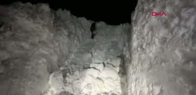 Hakkari'de &ccedil;ığ d&uuml;şen k&ouml;y yolu ulaşıma a&ccedil;ıldı: Kar kalınlığı dikkat &ccedil;ekti