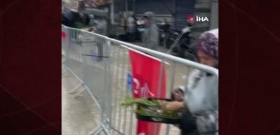 Hatay'da miting heyecanı kazaya neden oldu: T&uuml;ts&uuml; yakarken kendini yaktı