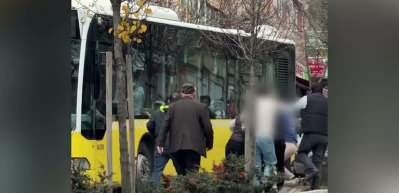 İETT şof&ouml;r&uuml; trafikte sinirlerine hakim olamadı camdan kavgaya fırladı