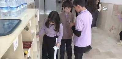 İlkokuldaki kasiyersiz "d&uuml;r&uuml;stl&uuml;k dolabı" kasa fazlası verdi