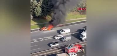 İstanbul Esenyurt'ta yanan otomobil hurdaya d&ouml;nd&uuml;
