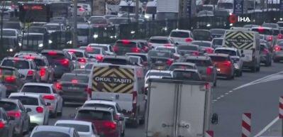 İstanbul'da akşam saatlerinde trafik yoğunluğu y&uuml;zde 85'e &ccedil;ıktı