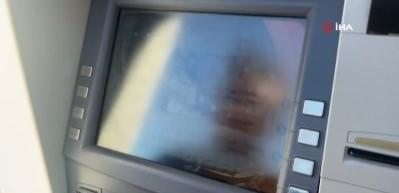 İzmir'de g&uuml;venlikleri darp edip banka aracını soydular