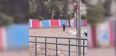 Kar yağışı altında saygı duruşunda bulunan T&uuml;rkmen &ouml;ğrenci: Aklıma şehitler geldi