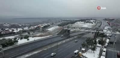 Kar yağışı Beylikd&uuml;z&uuml;'n&uuml; beyaza b&uuml;r&uuml;d&uuml;!