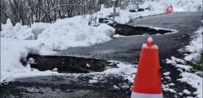 Kar yağışı sonrası mahalle yolu heyelana teslim oldu