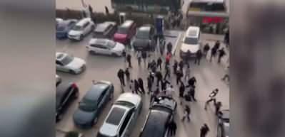 Karne alan lise &ouml;ğrencilerinin AVM otoparkındaki kavgası kamerada