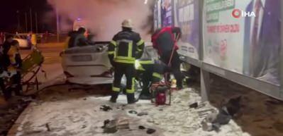Kayseri&rsquo;de kavşakta feci kaza: Otomobil takla atıp yandı, motor yola fırladı