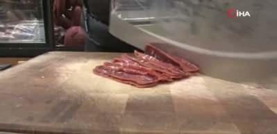 Kayseri&rsquo;de soğuk havayla birlikte pastırma ve sucuğa talep arttı