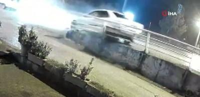 Kaza yapan s&uuml;r&uuml;c&uuml; aracı bırakıp ka&ccedil;maya başladı! İşte o ilgin&ccedil; anlar