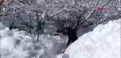 Kentte kar kalınlığı 2 metreyi aştı! K&ouml;yl&uuml;ler k&uuml;rekler ile yolları a&ccedil;arak evine gidiyor