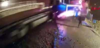 Kırıkkakele'de tren  hemzemin ge&ccedil;itteki minib&uuml;se &ccedil;arptı