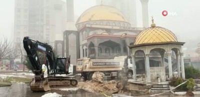 Korkutan anlar: Yoğun yağış sonrası cami avlusu &ccedil;&ouml;kt&uuml;