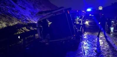 Kuzey &Ccedil;evre Otoyolu'nda servis minib&uuml;s&uuml; devrildi, 11 kişi yaralandı