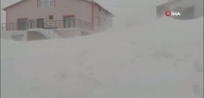Meteoroloji uyarmıştı! Kar kalınlığı 3 metreyi buldu