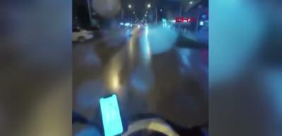 Motosikletin aniden yola &ccedil;ıkan cipe &ccedil;arptığı anlar kask kamerasına yansıdı