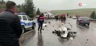 Otob&uuml;s otomobili kağıt gibi ezdi: 3 &ouml;l&uuml;, 1 yaralı