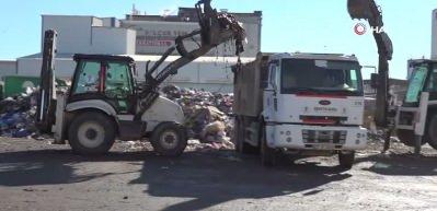 Para &ccedil;antasının i&ccedil;inden &ccedil;&ouml;p &ccedil;ıkan adam şaşkına d&ouml;nd&uuml;