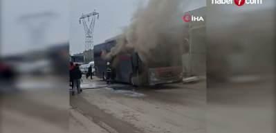 Park halindeki otob&uuml;s alev aldı