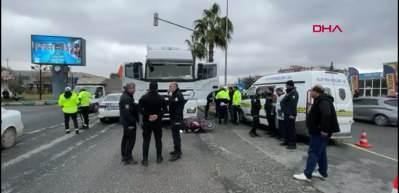 Şanlıurfa&rsquo;da kavşakta tır ile &ccedil;arpışan motosiklet s&uuml;r&uuml;c&uuml;s&uuml; hayatını kaybetti