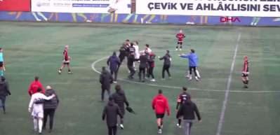 Sarıyer'de amat&ouml;r lig m&uuml;cadelesinde sahada tekmeler konuştu