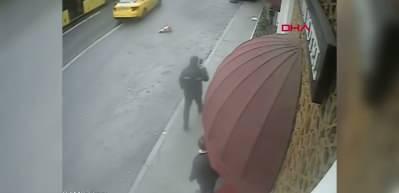 Taksim&rsquo;de şof&ouml;r el frenini &ccedil;ekmeyi unuttu turist minib&uuml;s&uuml; ağaca &ccedil;arptı