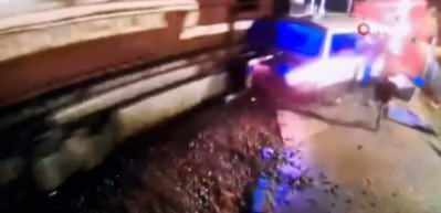 Tren rayda kalan dolmuşa &ccedil;arptı, s&uuml;r&uuml;c&uuml; saniyelerle kurtuldu